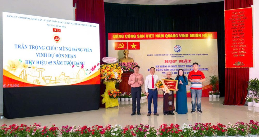 Phường Xuân Hòa trao Huy hiệu Đảng cho 43 đảng viên - ảnh 1