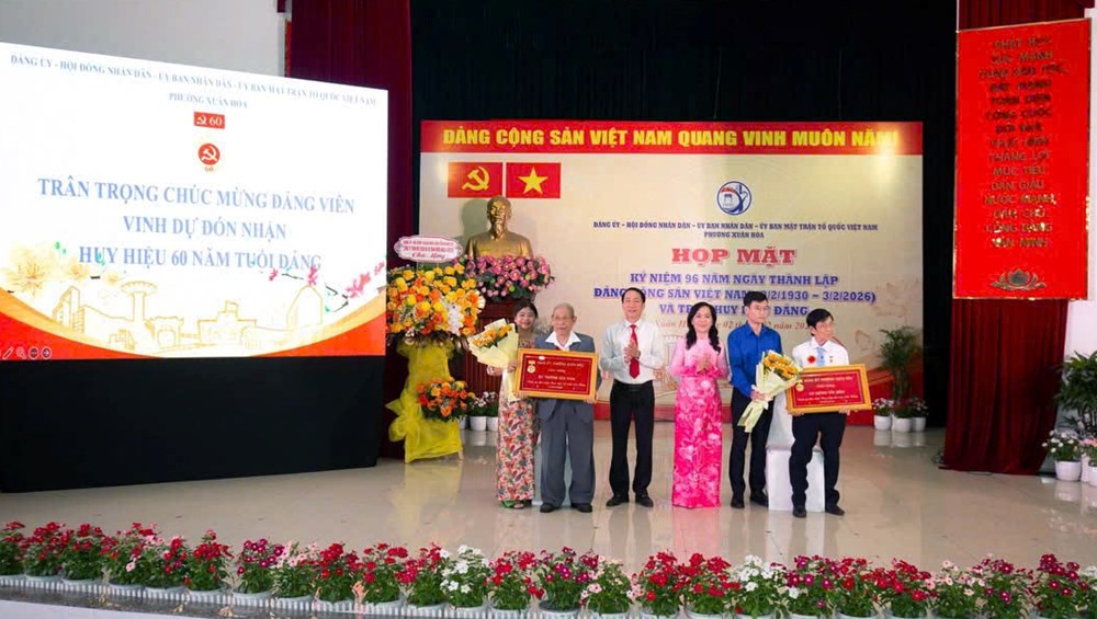 Phường Xuân Hòa trao Huy hiệu Đảng cho 43 đảng viên - ảnh 2