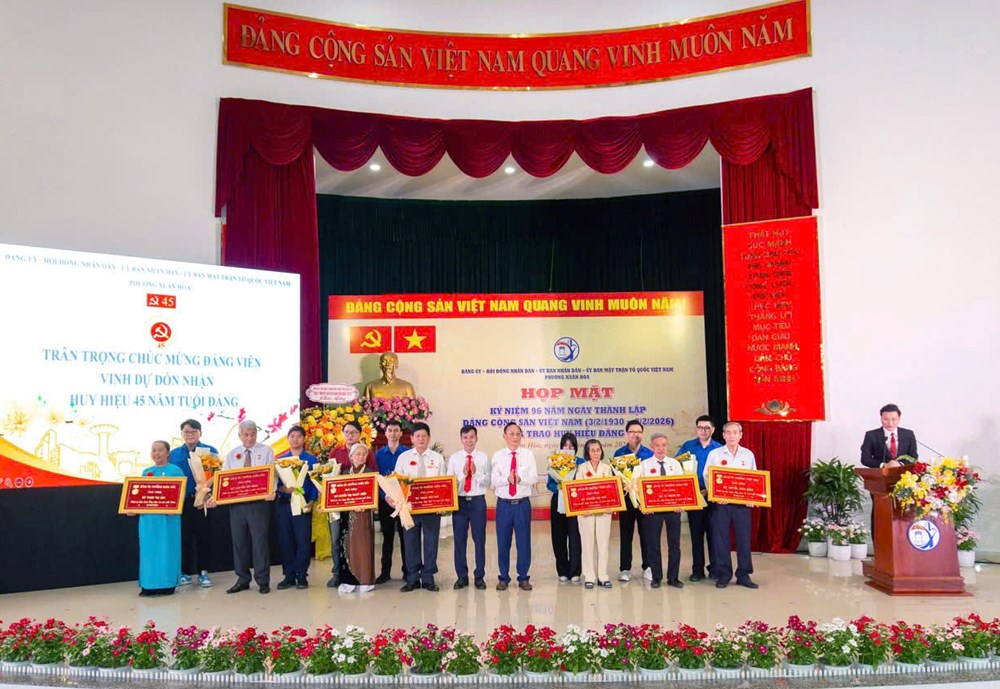 Phường Xuân Hòa trao Huy hiệu Đảng cho 43 đảng viên - ảnh 3
