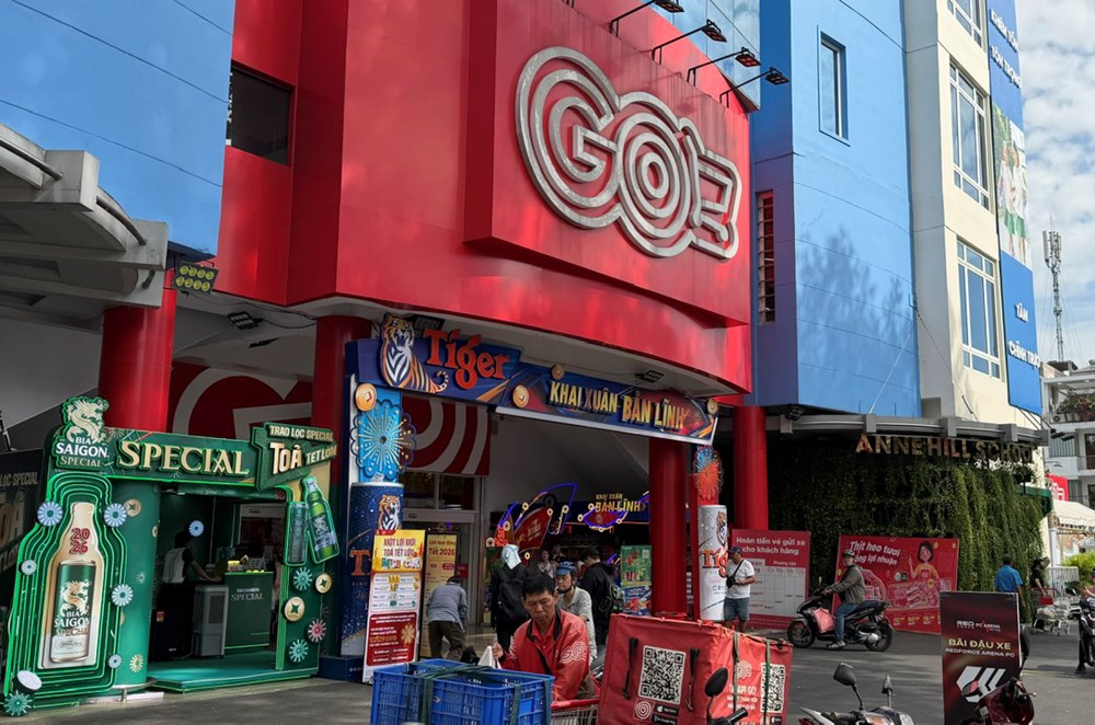 Nhiều nhãn hàng bia quảng cáo “bao vây” trường học - ảnh 1