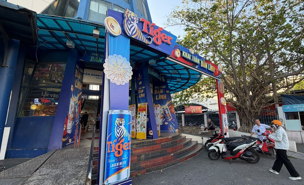 Nhiều nhãn hàng bia quảng cáo “bao vây” trường học - ảnh 4