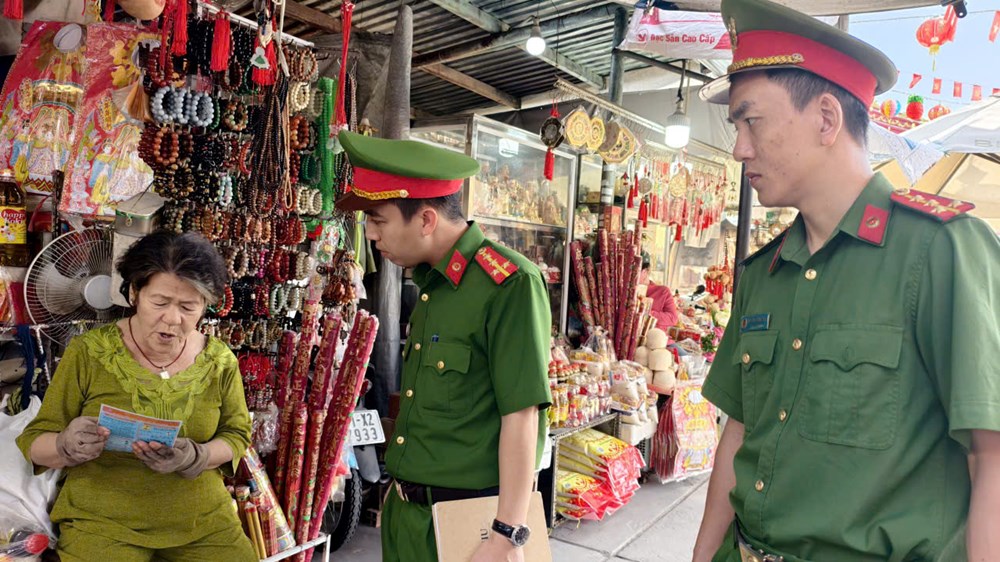 TP.HCM: Chủ động phòng ngừa cháy nổ tại Miếu Bà Thiên Hậu trước mùa lễ hội - ảnh 4