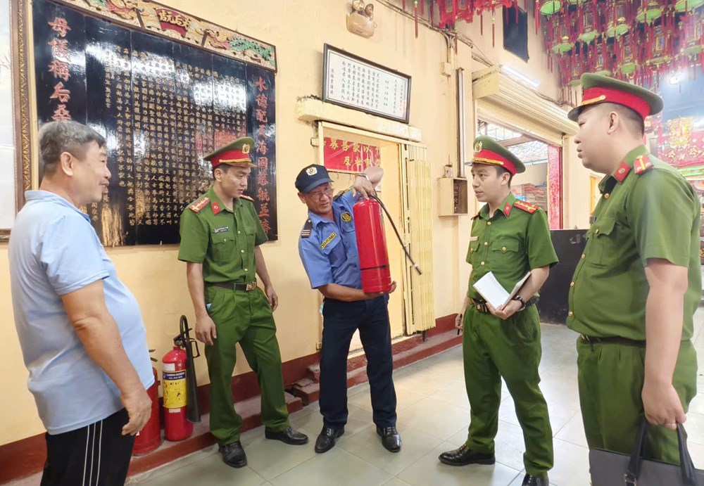 TP.HCM: Chủ động phòng ngừa cháy nổ tại Miếu Bà Thiên Hậu trước mùa lễ hội - ảnh 2