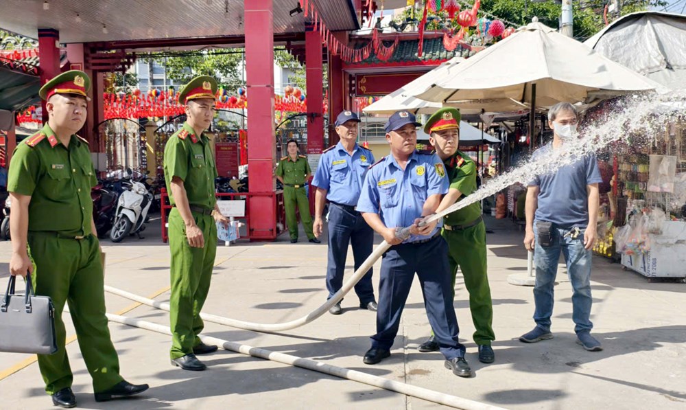 TP.HCM: Chủ động phòng ngừa cháy nổ tại Miếu Bà Thiên Hậu trước mùa lễ hội - ảnh 3