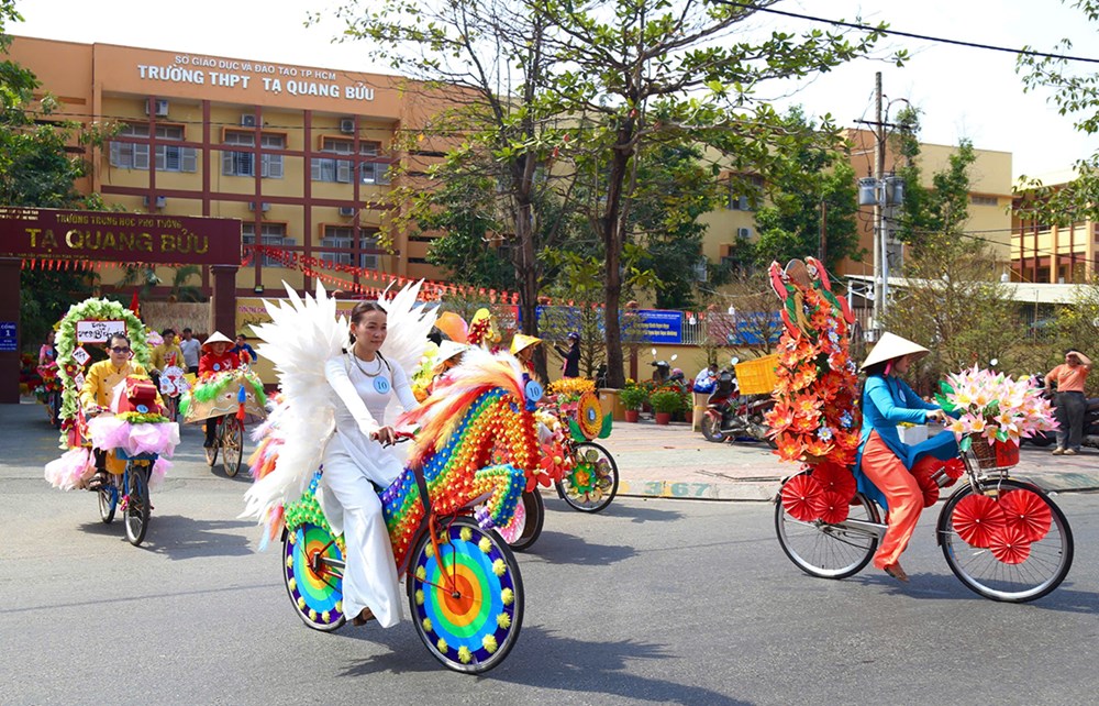 Độc đáo dàn xe đạp hoa làm từ vật liệu tái chế - ảnh 10