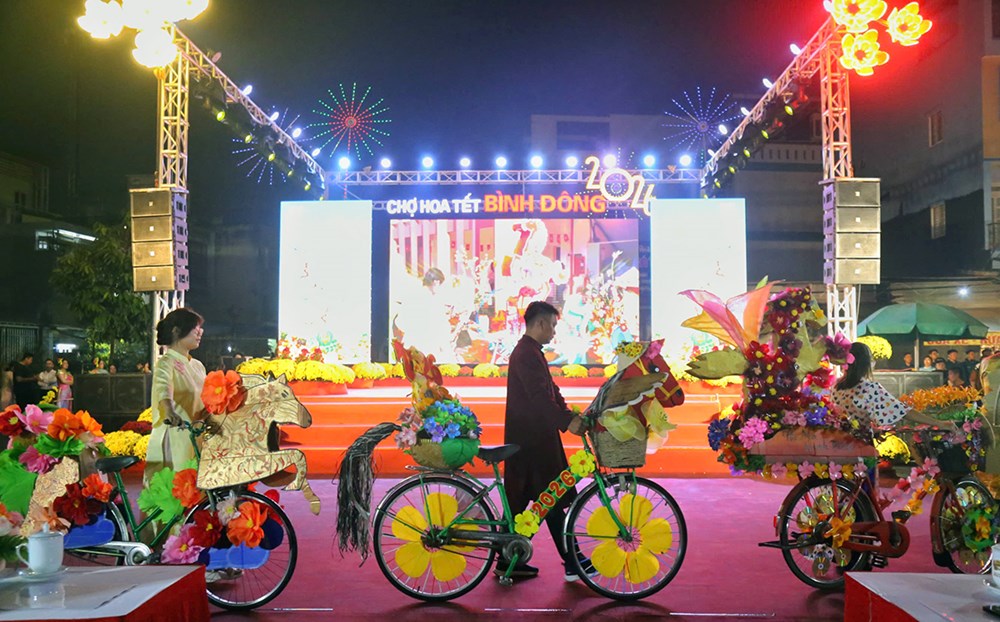 Độc đáo dàn xe đạp hoa làm từ vật liệu tái chế - ảnh 11