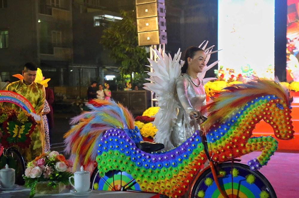 Độc đáo dàn xe đạp hoa làm từ vật liệu tái chế - ảnh 12