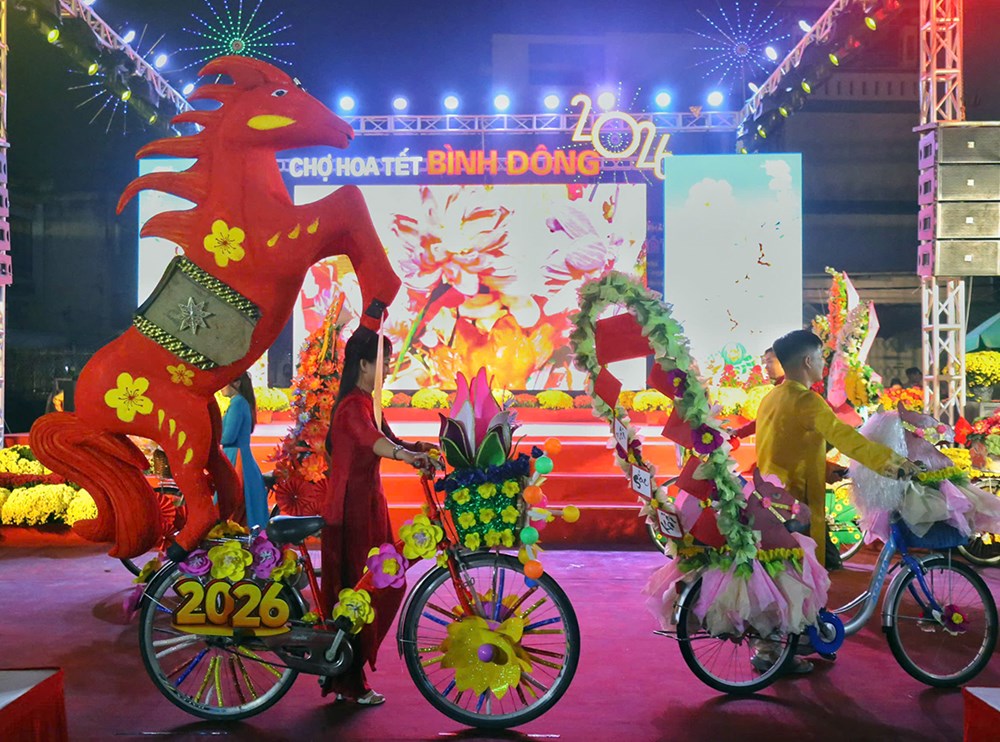 Độc đáo dàn xe đạp hoa làm từ vật liệu tái chế - ảnh 13