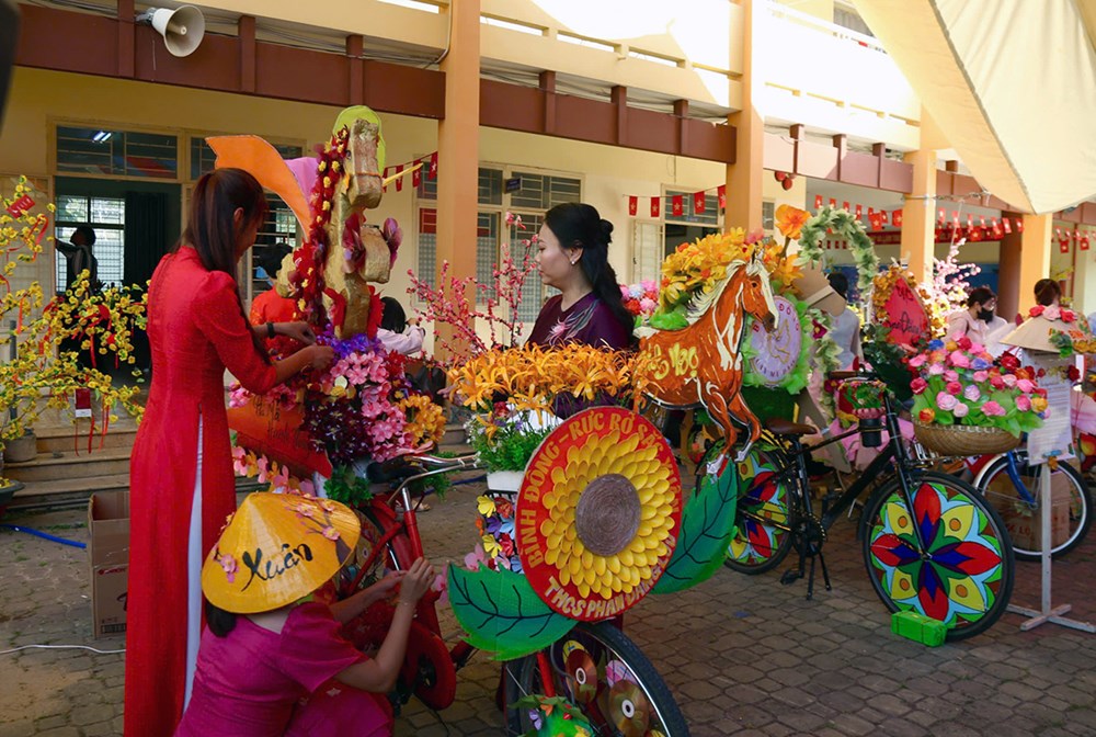 Độc đáo dàn xe đạp hoa làm từ vật liệu tái chế - ảnh 1