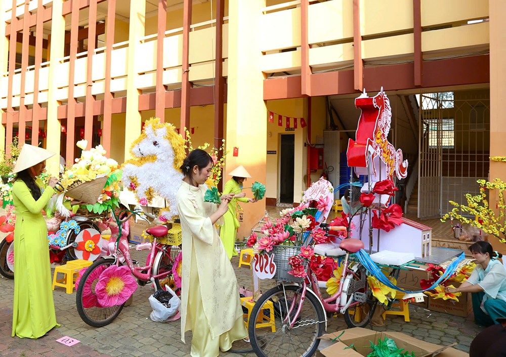 Độc đáo dàn xe đạp hoa làm từ vật liệu tái chế - ảnh 2