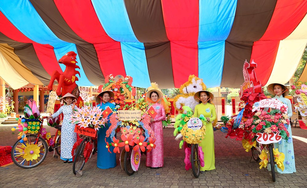 Độc đáo dàn xe đạp hoa làm từ vật liệu tái chế - ảnh 5