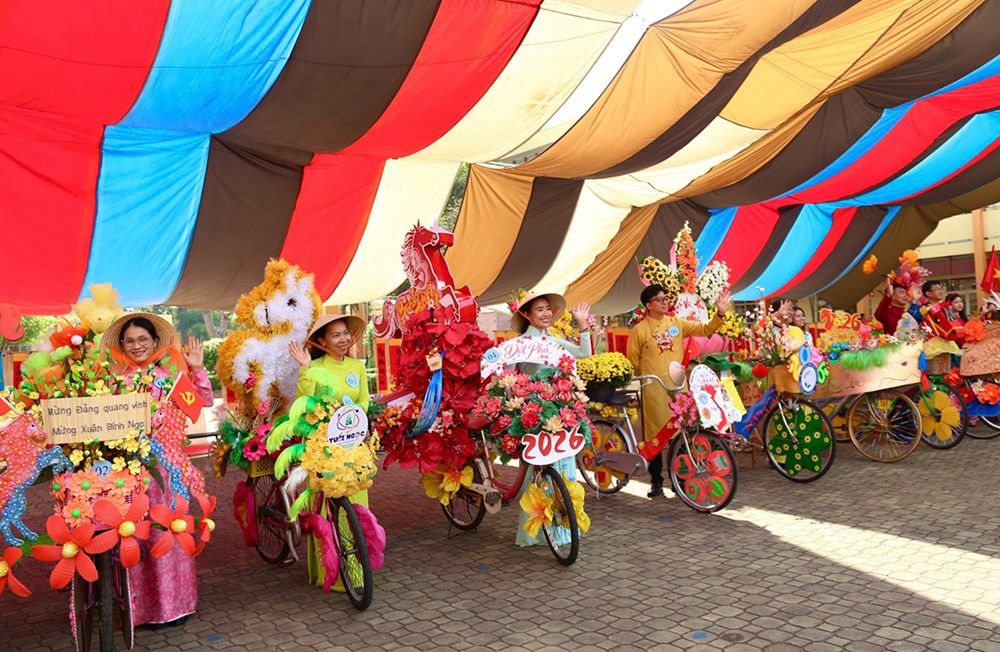 Độc đáo dàn xe đạp hoa làm từ vật liệu tái chế - ảnh 4