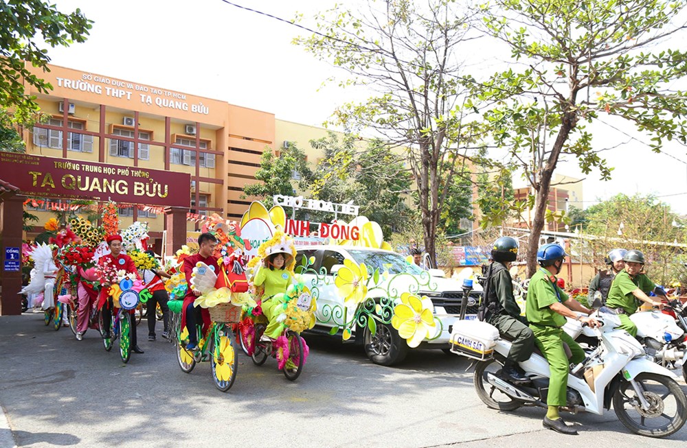 Độc đáo dàn xe đạp hoa làm từ vật liệu tái chế - ảnh 6