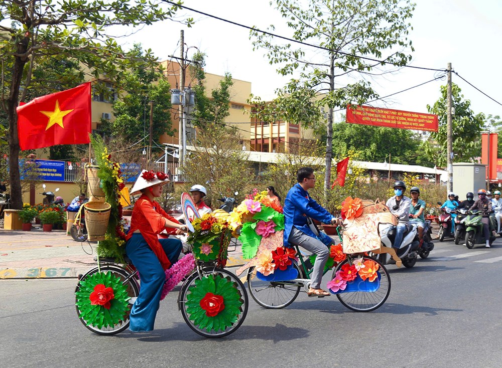 Độc đáo dàn xe đạp hoa làm từ vật liệu tái chế - ảnh 8