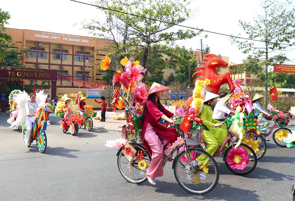 Độc đáo dàn xe đạp hoa làm từ vật liệu tái chế - ảnh 7