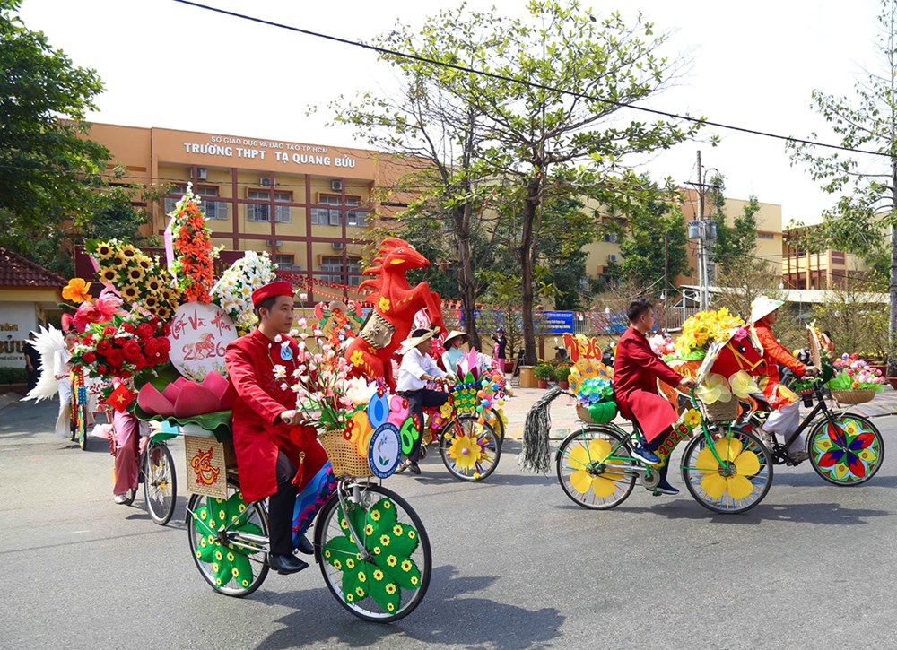 Độc đáo dàn xe đạp hoa làm từ vật liệu tái chế - ảnh 9