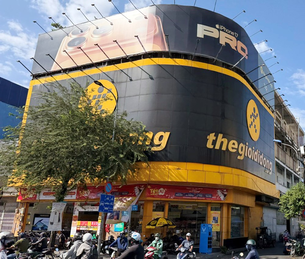 Nhiều biển hiệu vi phạm pháp luật quảng cáo - ảnh 5