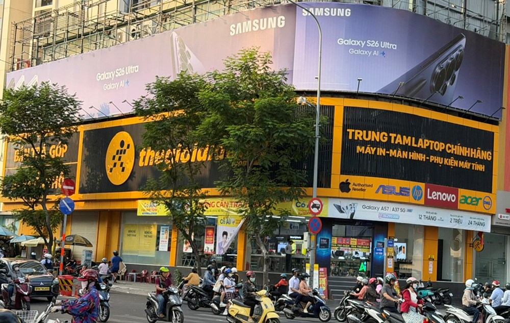 Nhiều biển hiệu vi phạm pháp luật quảng cáo - ảnh 6