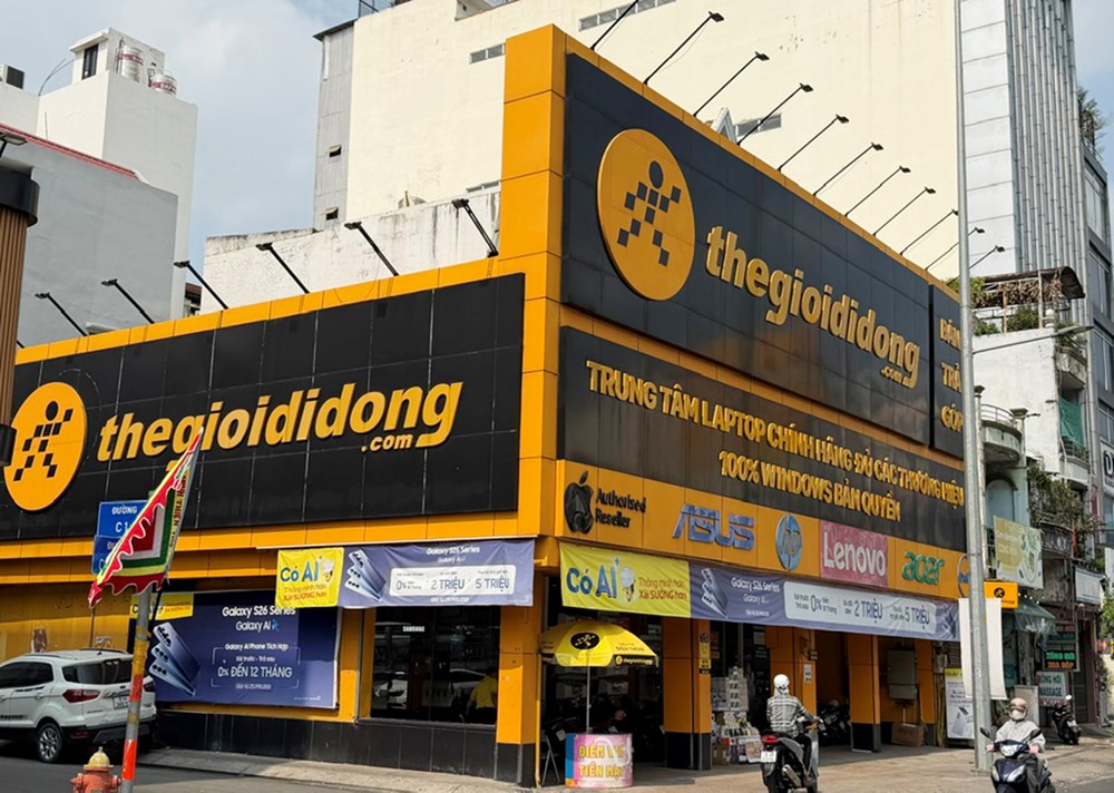 Nhiều biển hiệu vi phạm pháp luật quảng cáo - ảnh 2