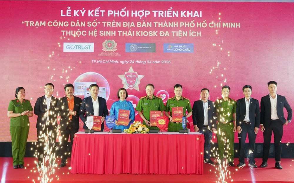 Người dân TP.HCM háo hức trải nghiệm trạm Công dân số - ảnh 1