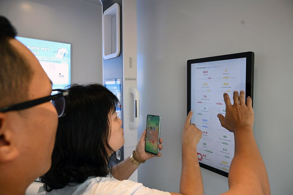 Người dân TP.HCM háo hức trải nghiệm trạm Công dân số - ảnh 4