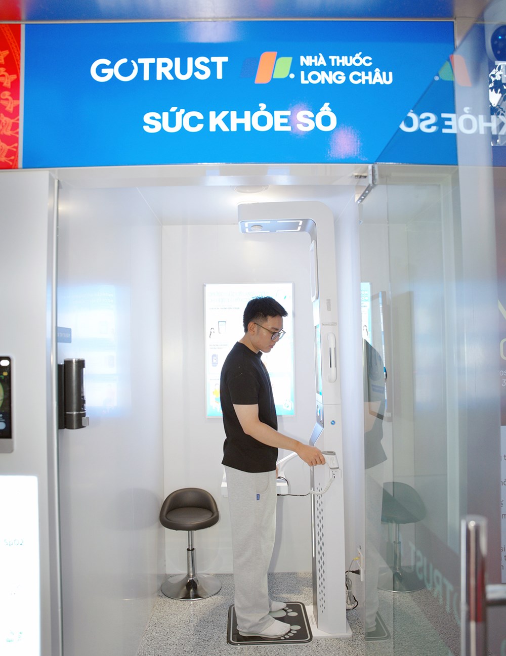 Người dân TP.HCM háo hức trải nghiệm trạm Công dân số - ảnh 7