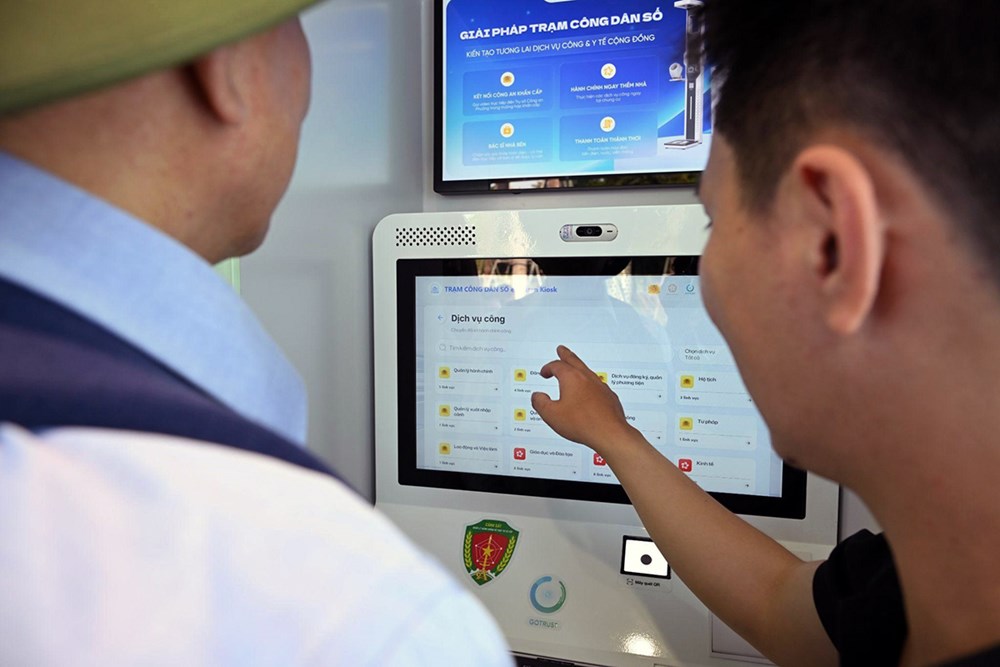Người dân TP.HCM háo hức trải nghiệm trạm Công dân số - ảnh 6