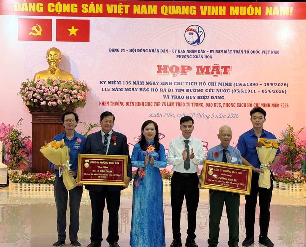 TP.HCM: Phường Xuân Hòa trao Huy hiệu Đảng dịp sinh nhật Bác - ảnh 3