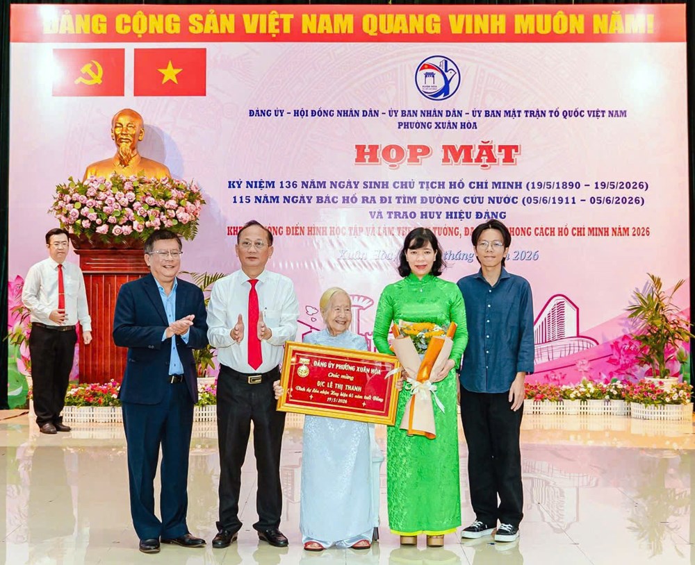 TP.HCM: Phường Xuân Hòa trao Huy hiệu Đảng dịp sinh nhật Bác - ảnh 1