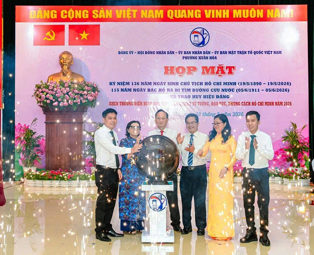 TP.HCM: Phường Xuân Hòa trao Huy hiệu Đảng dịp sinh nhật Bác - ảnh 4