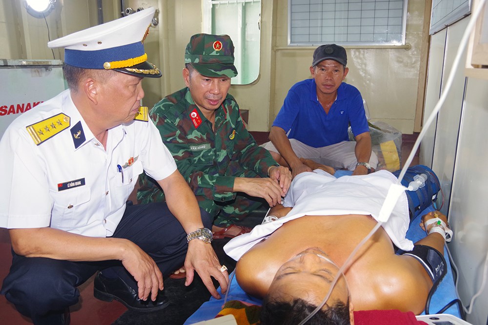 Đưa ngư dân bị tai nạn trên biển về đất liền điều trị an toàn - ảnh 2