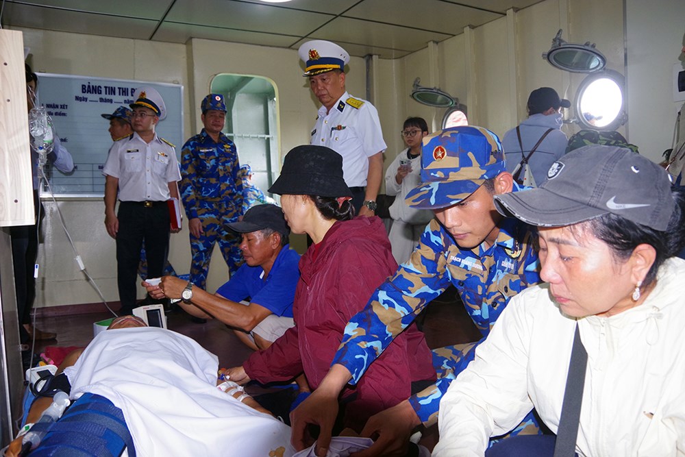 Đưa ngư dân bị tai nạn trên biển về đất liền điều trị an toàn - ảnh 3