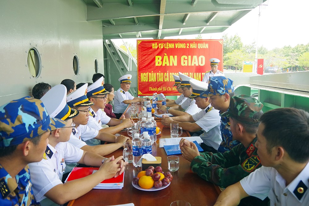 Đưa ngư dân bị tai nạn trên biển về đất liền điều trị an toàn - ảnh 4