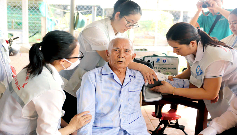 TP.HCM: Người dân được khám, chữa bệnh BHYT tại nhà - ảnh 1
