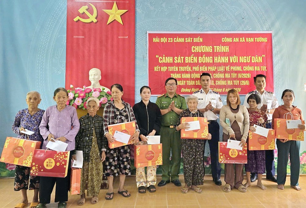 Chương trình “Cảnh sát biển đồng hành với ngư dân”  - ảnh 4