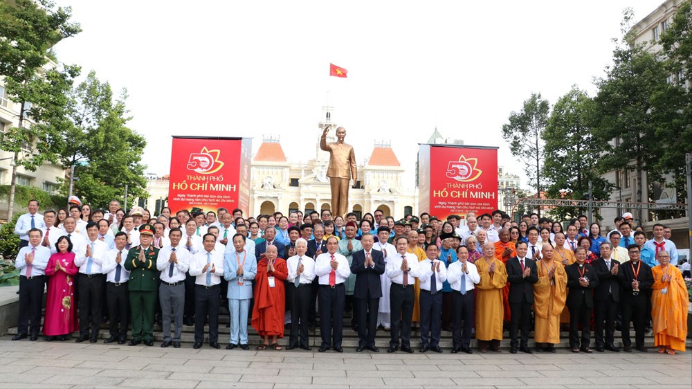 Lãnh đạo Đảng, Nhà nước và TP.HCM dâng hoa tưởng nhớ Chủ tịch Hồ Chí Minh - ảnh 1