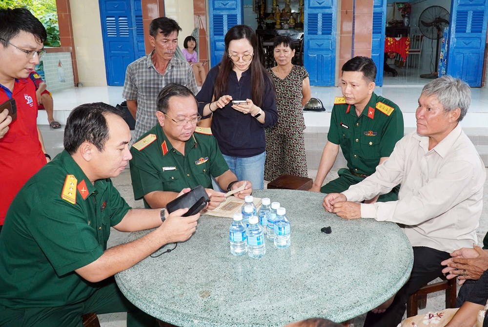 Chính ủy Bộ Tư lệnh TP.HCM trực tiếp đến tận nhà dân để xác minh thân nhân liệt sĩ - ảnh 2