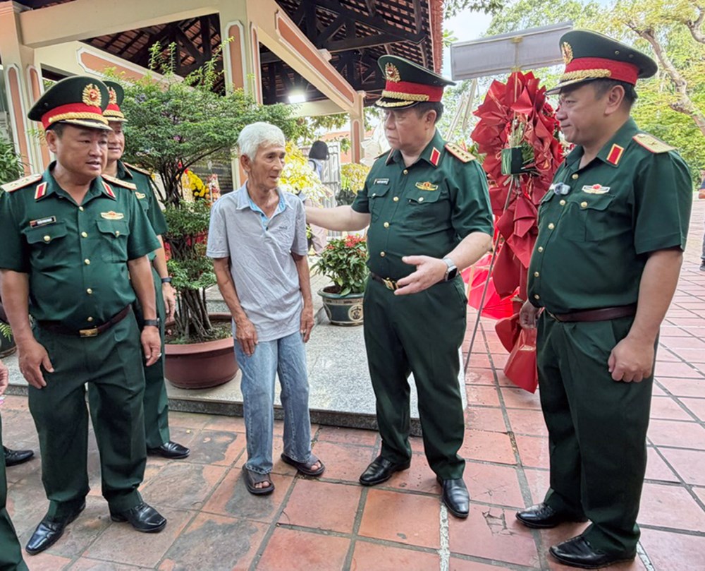 Đại tướng Nguyễn Trọng Nghĩa kiểm tra công tác tìm kiếm hài cốt liệt sĩ tại Công viên Lê Thị Riêng - ảnh 4