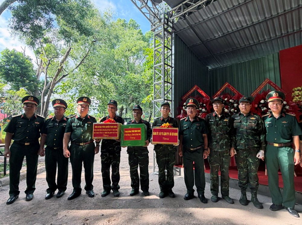 Đại tướng Nguyễn Trọng Nghĩa kiểm tra công tác tìm kiếm hài cốt liệt sĩ tại Công viên Lê Thị Riêng - ảnh 6