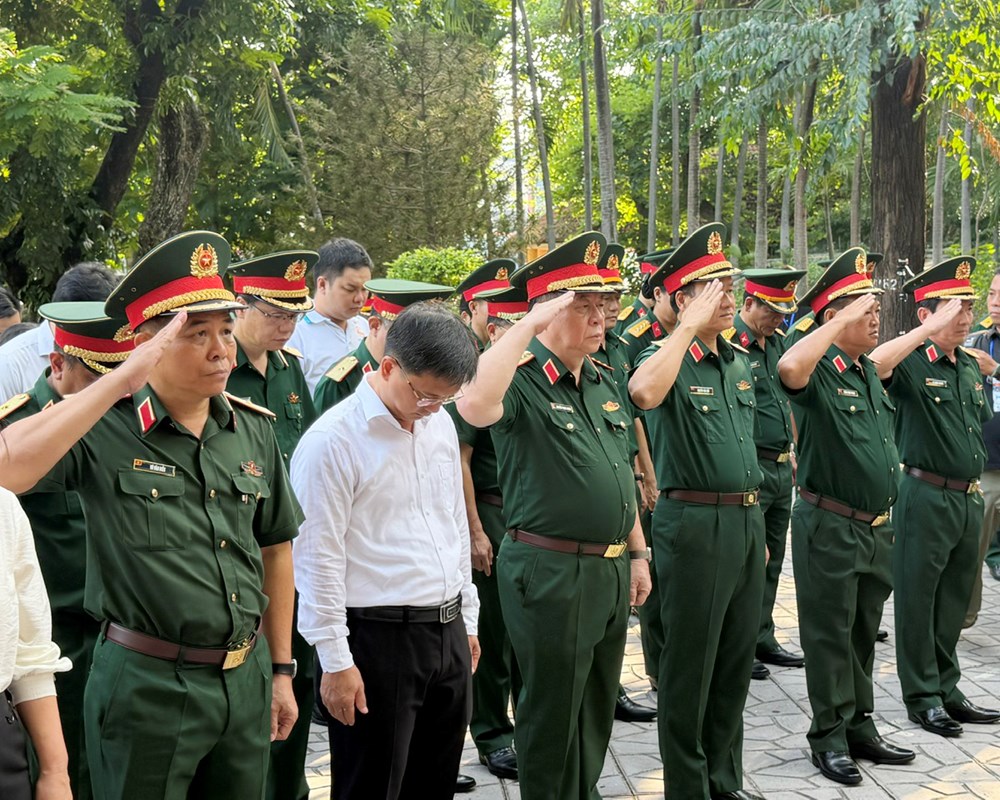 Đại tướng Nguyễn Trọng Nghĩa kiểm tra công tác tìm kiếm hài cốt liệt sĩ tại Công viên Lê Thị Riêng - ảnh 1