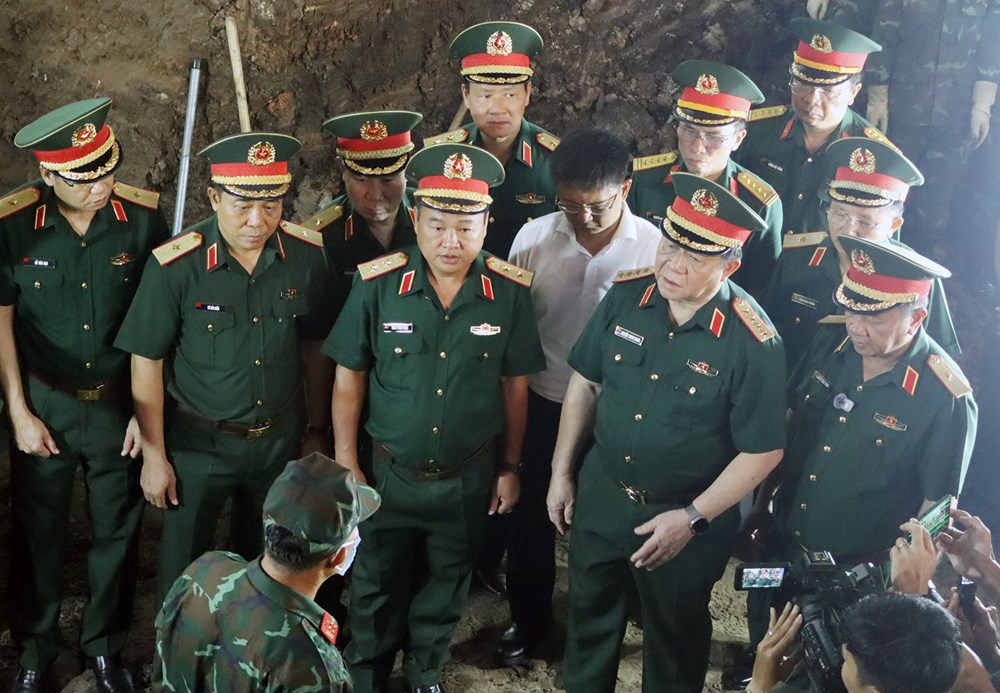 Đại tướng Nguyễn Trọng Nghĩa kiểm tra công tác tìm kiếm hài cốt liệt sĩ tại Công viên Lê Thị Riêng - ảnh 3