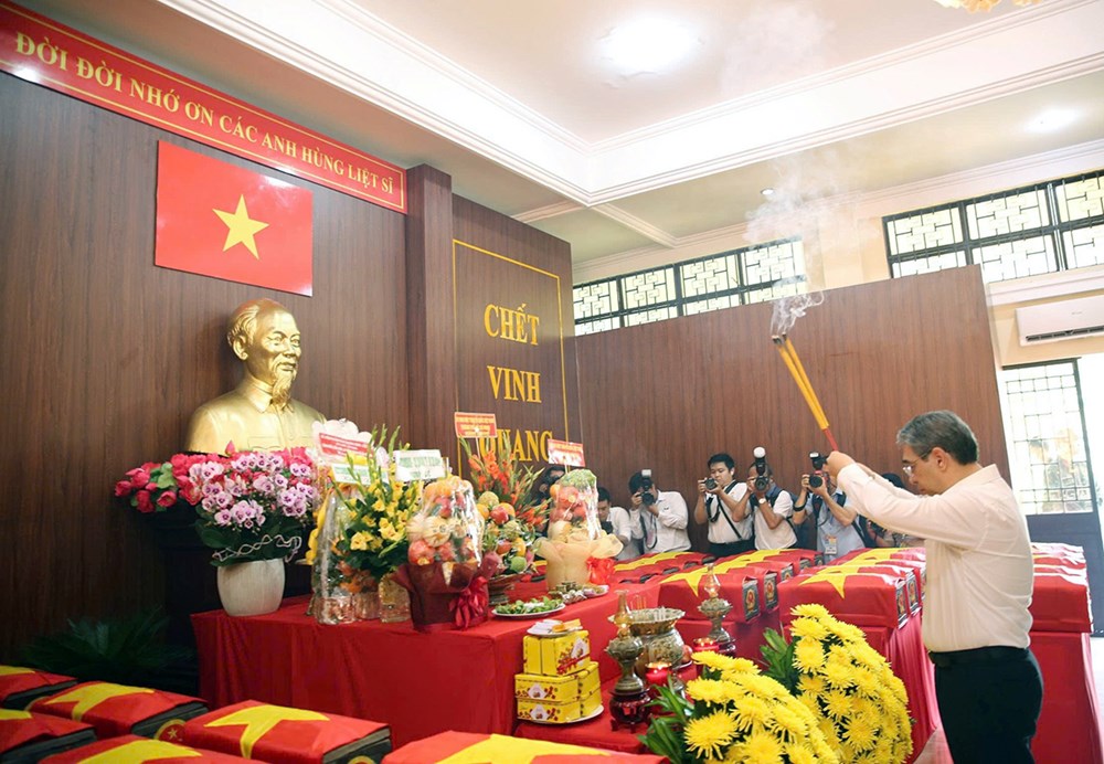 Ủy ban MTTQVN TP.HCM thăm hỏi, động viên lực lượng tìm kiếm và quy tập hài cốt liệt sĩ - ảnh 3
