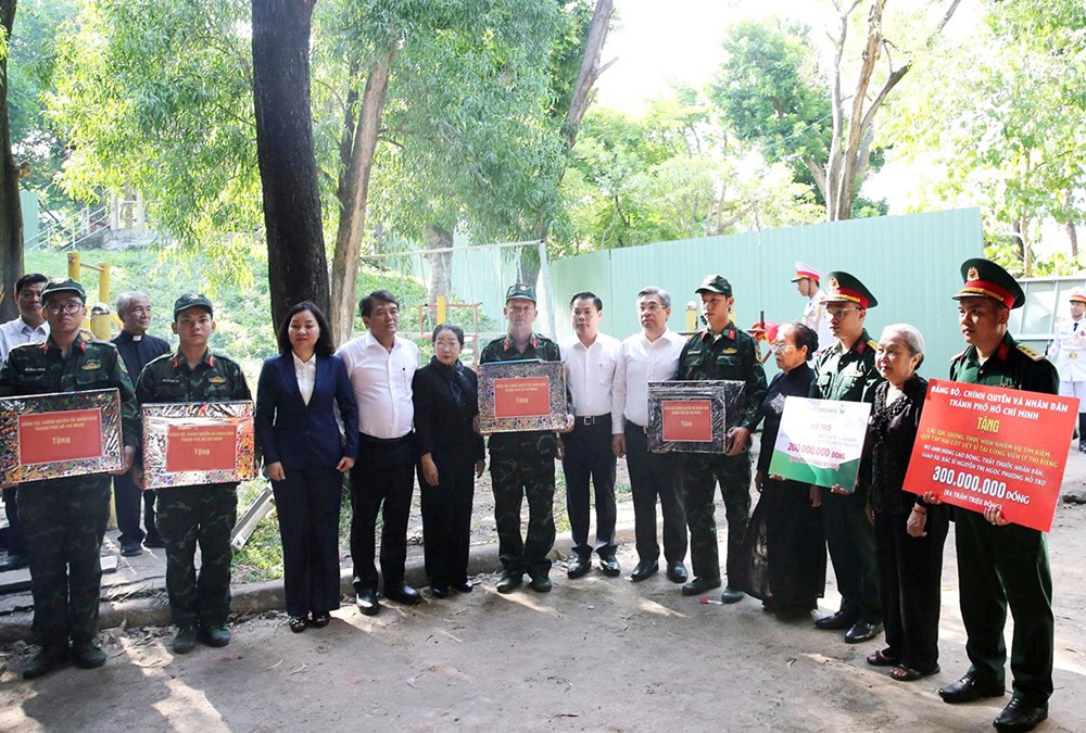 Ủy ban MTTQVN TP.HCM thăm hỏi, động viên lực lượng tìm kiếm và quy tập hài cốt liệt sĩ - ảnh 2