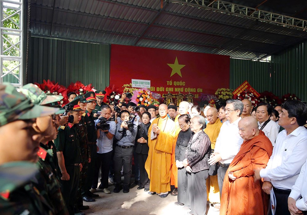 Ủy ban MTTQVN TP.HCM thăm hỏi, động viên lực lượng tìm kiếm và quy tập hài cốt liệt sĩ - ảnh 1