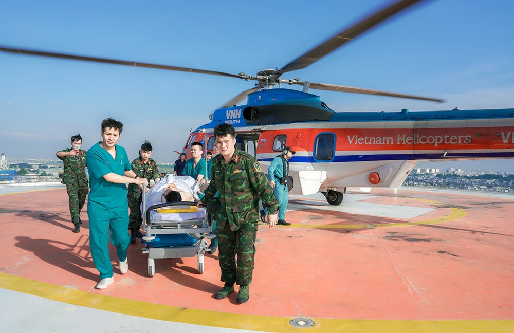 Trực thăng bay xuyên đêm đưa bệnh nhân từ Trường Sa về đất liền điều trị kịp thời - ảnh 4