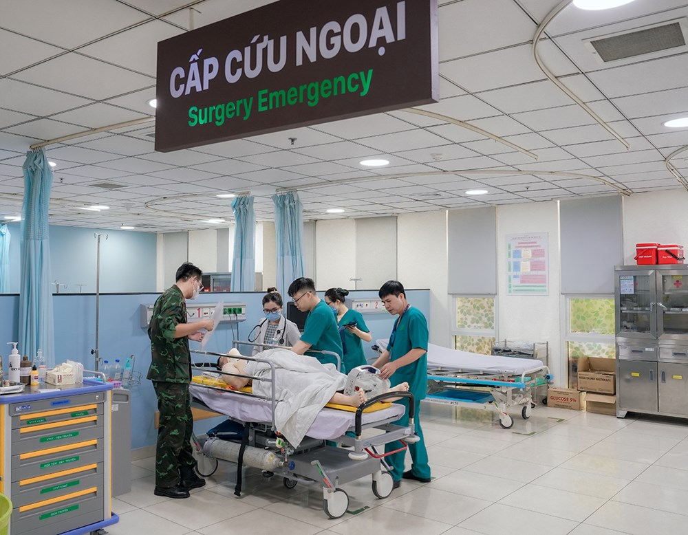 Trực thăng bay xuyên đêm đưa bệnh nhân từ Trường Sa về đất liền điều trị kịp thời - ảnh 5