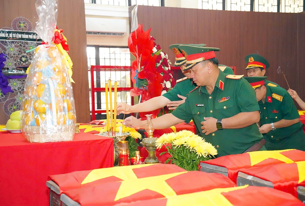 Quân khu 7 tổ chức tri ân nhân kỷ niệm 79 năm Ngày Thương binh - Liệt sĩ - ảnh 1
