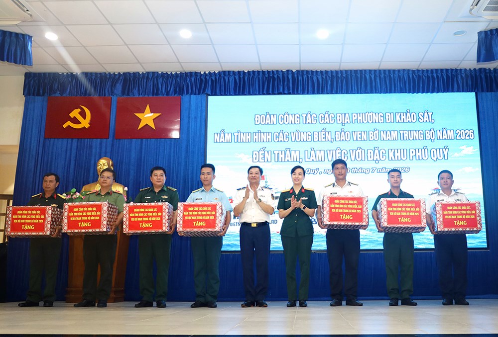 Cảnh sát biển Việt Nam tặng quà quân và dân đặc khu Phú Quý - ảnh 4