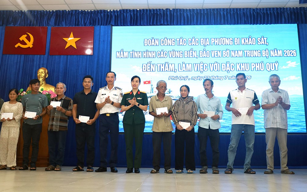 Cảnh sát biển Việt Nam tặng quà quân và dân đặc khu Phú Quý - ảnh 2