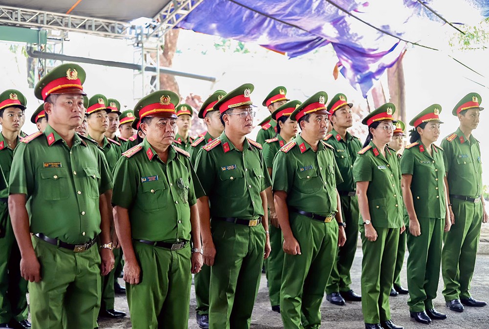 Phòng PC10 Công an TP.HCM tri ân gia đình chính sách, Mẹ Việt Nam Anh hùng - ảnh 14